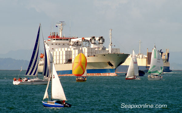 AVELONA STAR (1991/11800grt/IMO 8816168, ex-DEL MONTE QUALITY, TUNDRA QUEEN) inbound at Auckland, NZ during a busy day of yacht racing on the Waitemata Harbour, seen passing the outbound roro TRANS PACIFIC 12 (1986/11497grt/IMO 8510506, ex-TOYOFUJI No. 12). 20 August 2005. Photo by SeapixOnline.com